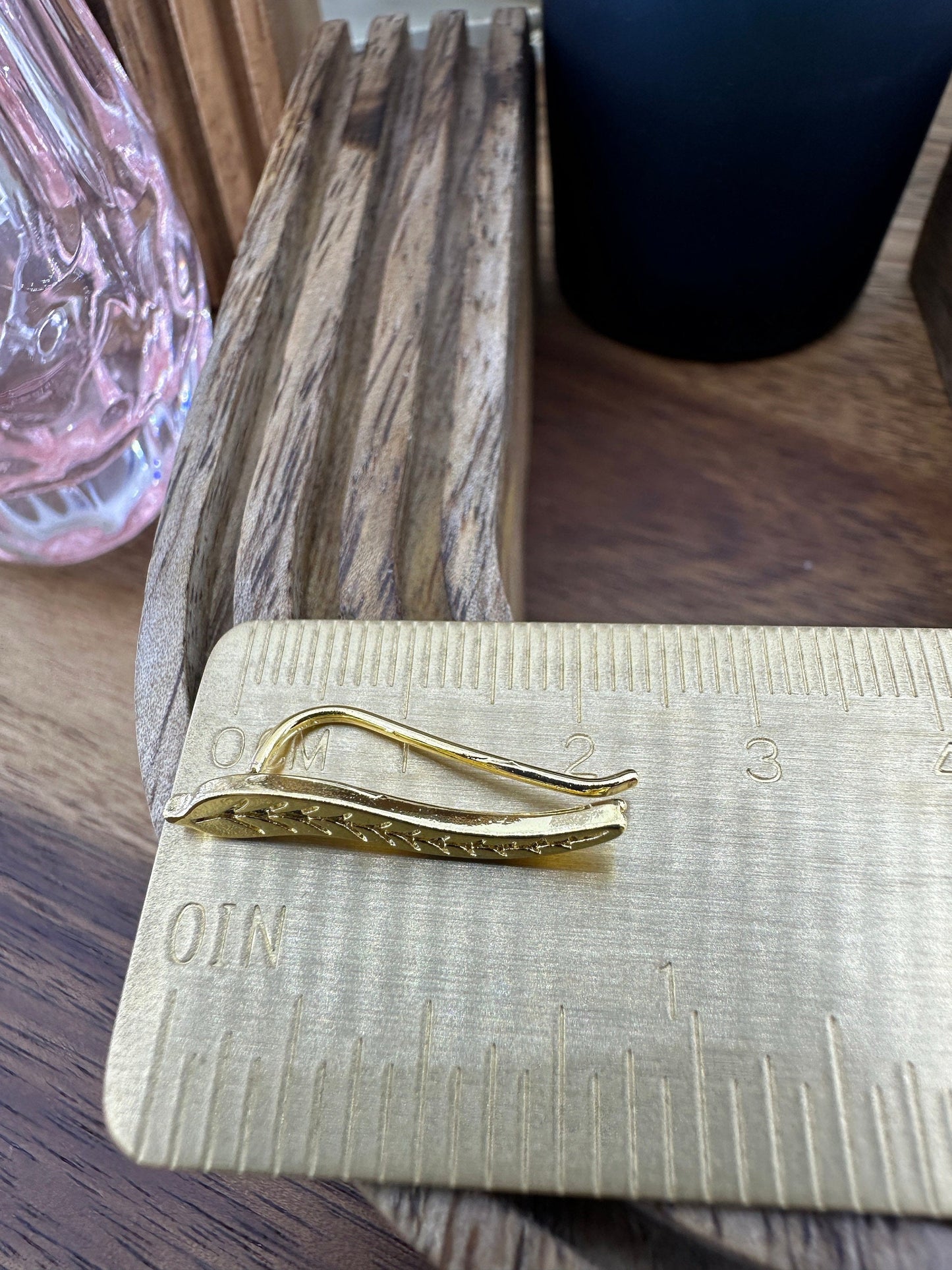 Gold leaf crawler earrings, autumnal earrings, Cuff earring leaf earrings, Climber Earrings, Crawler earrings, ear climbers, A418